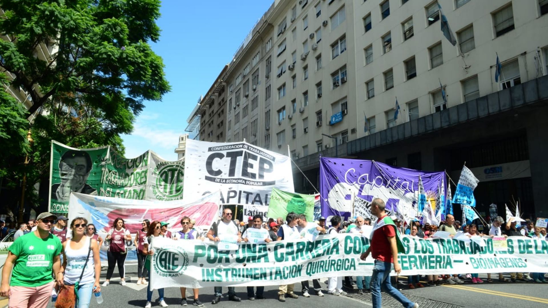 Multitudinaria movilización por paritarias dignas y contra el ajuste en la Ciudad